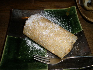 桜アイスのクレープ包み