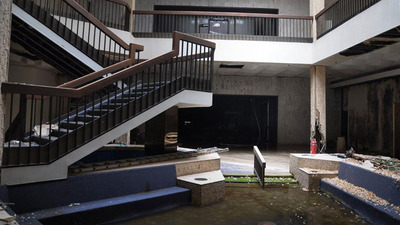 randall-park-mall-abandoned-ohio-by-seph-lawless-3