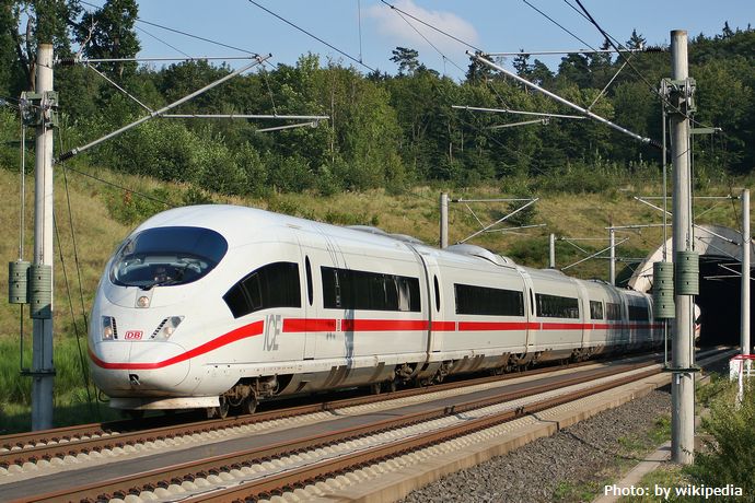 ドイツ特急列車ICEの車内で、斧とハンマーで武装したシリア人が乗客を襲撃！