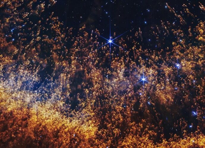 最も精細な「らせん星雲」の姿を、ジェイムズ・ウェッブ宇宙望遠鏡が捉えた！