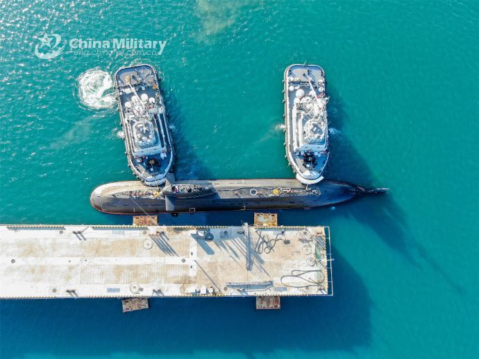 中国海軍潜水艦群に所属する093型原子力潜水艦が訓練のために曳航船の支援を受け出港！