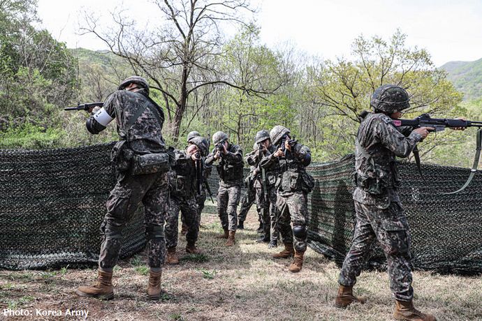 韓国防衛に意欲燃やす「シニアアーミー」…50～80代の退役軍人が再び銃を手に予備軍訓練を体験！
