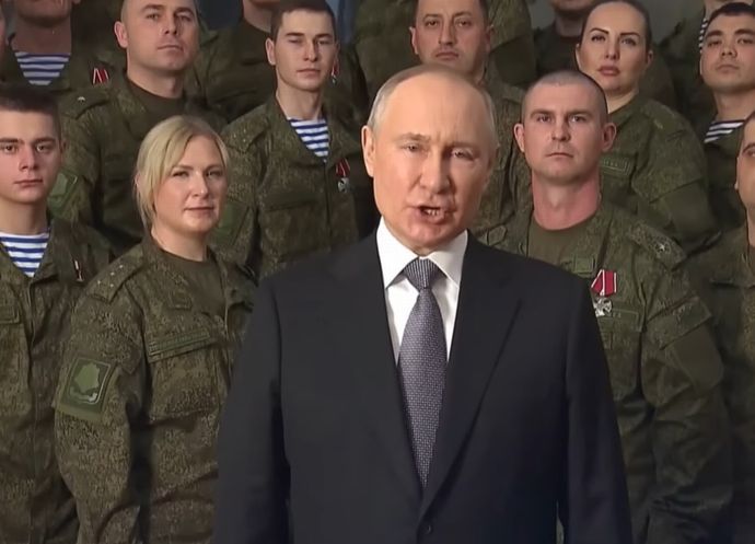 一般人に紛れ、常にプーチン大統領の背後に控える「謎の金髪美女」…何者なのか？！