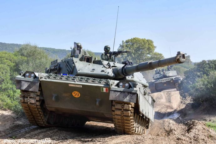 イタリア陸軍ガリバルディ機械化旅団のアリエテ主力戦車やチェンタウロ戦闘偵察車など作戦行動演習を実施！