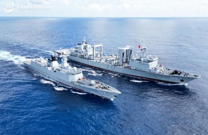 中国海軍の054A型フリゲート「大理」、903A型補給艦「洪湖」と海上補給訓練を実施！
