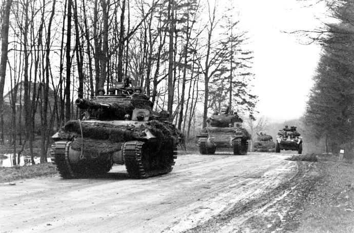 ドイツの重要な交易路レムゴ近郊を前進する米陸軍第2機甲師団…1945年4月！