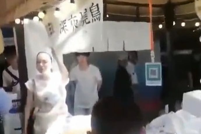 日本の食べ物売る屋台に反発か？中国四川省で女性が営業妨害し警察出動！