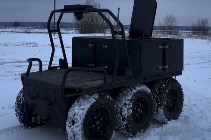 ウクライナ軍の無人ロボから発進した光ファイバードローン子機が50km飛行！