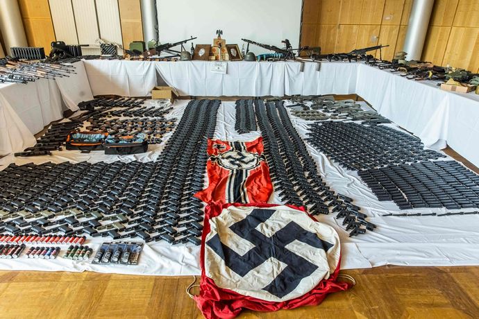 オーストリア当局、極右バイカーギャングの拠点を強制捜索、多数の武器とナチス関連品を押収！