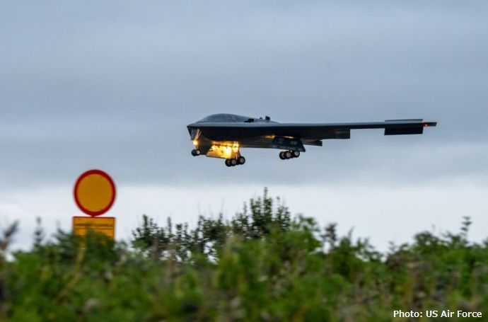 米軍のステルス爆撃機「B-2 スピリット」がアイスランドに展開…空軍の能力を示す！