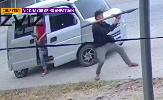 フィリピン市長の公用ランクル、ゲリラの戦車ロケットRPG-7直撃も衝撃に耐え話題に！