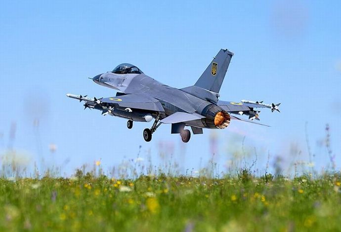 ウクライナ空軍のF-16戦闘機が歴史的な新記録を達成…一回の出撃でミサイル6発撃墜の快挙！