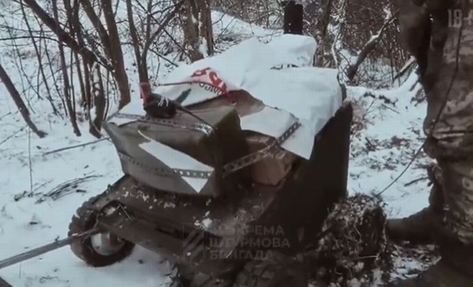 遠隔起爆装置付きロボットに12kgのダイナマイトを乗っけてロシア軍の塹壕にプレゼント！