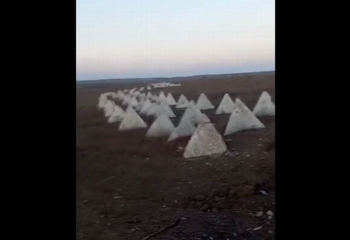 ロシア軍の対戦車障害物「竜の歯」近くを行進するウクライナ軍兵士…南部戦線！