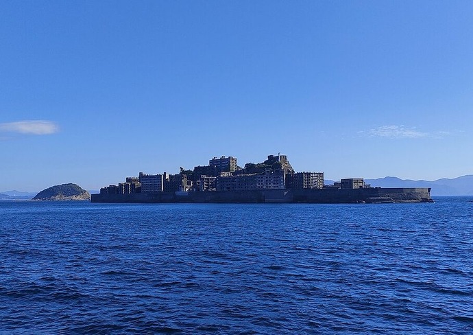 崩壊が進む「軍艦島」を放っておくとこうなる…すぐ近くにある「100年後の軍艦島」の知られざる姿！