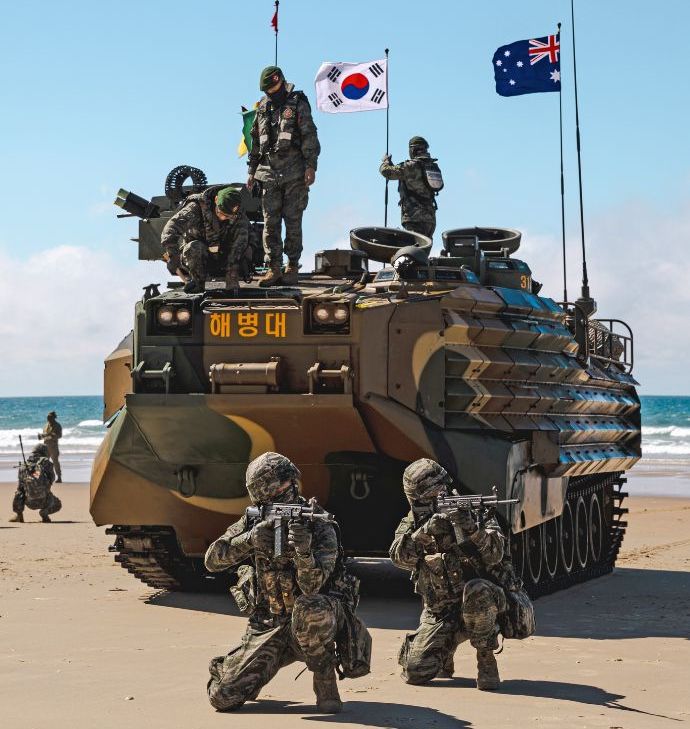 KAAV-7が浜辺に突撃…韓国軍海兵隊がオーストラリアで初の水陸両用強襲訓練を実施！