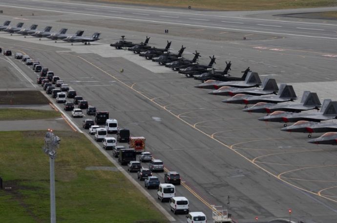 米空軍がアラスカ州エルメンドルフ統合基地で開催された米ロ首脳会談到着時の様子を公開！