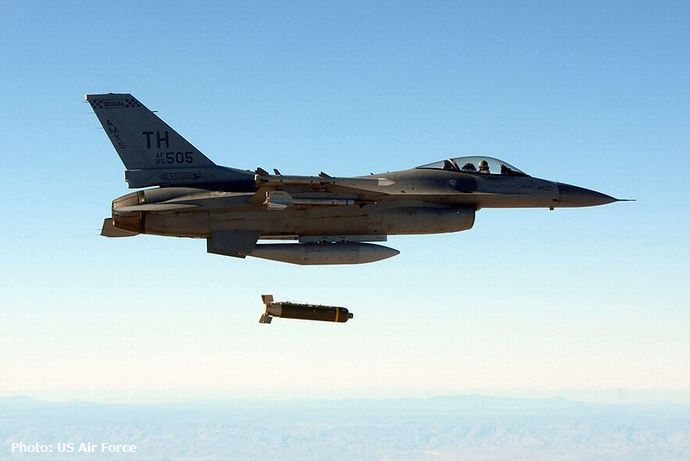 800px-F-16C_Indiana_ANG_drops_cluster_bomb_2007