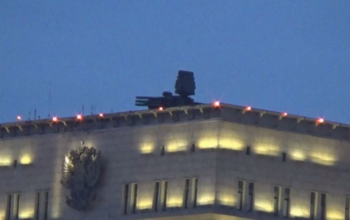 モスクワ中心部をドローン3機が攻撃、1機防空システムが撃墜、2機は電子システムで制御不能に！