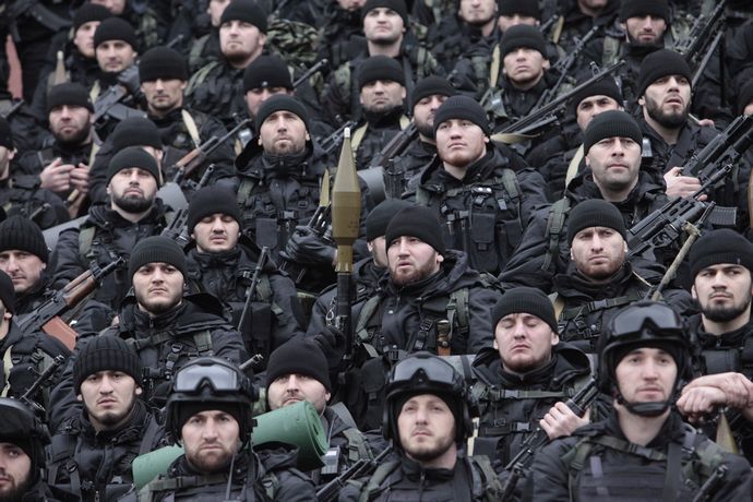 ロシア軍とチェチェン軍の仲の悪さを露呈した怖い動画…ヴァカ司令官と部下たちがロシア兵を殴り銃で脅す！
