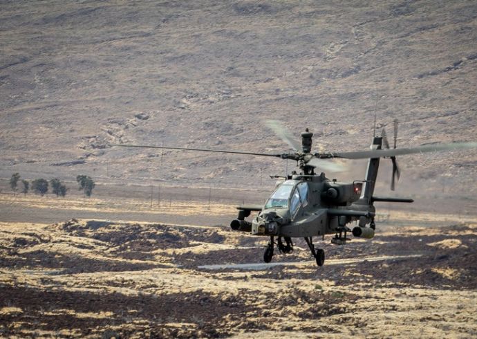 ハワイの訓練区域で米陸軍AH-64アパッチ攻撃ヘリが空中射撃訓練を実施！
