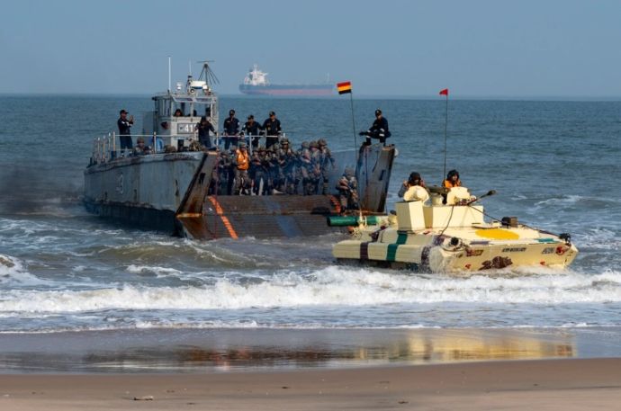 インド軍と米海兵隊が共同で上陸訓練を実施…軽装甲車などの支援をうけビーチを制圧！