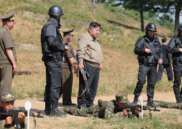 寝る場所を毎日変え、常にムキムキのボディガードも…暗殺を極度に恐れる金正恩！