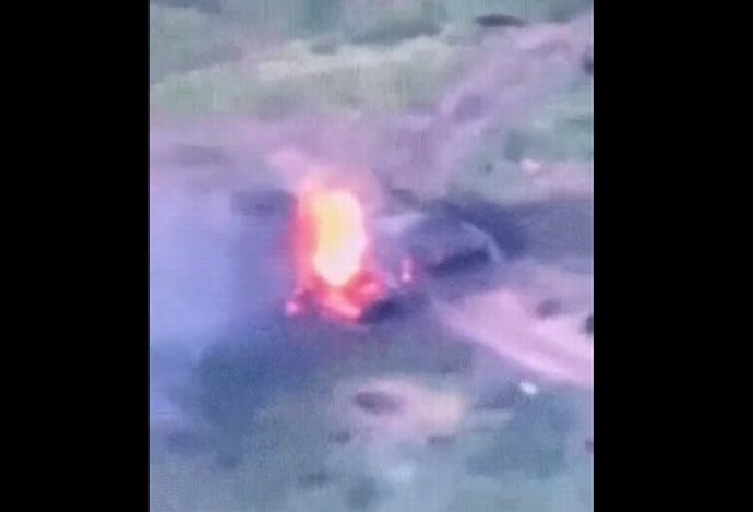 対戦車地雷に破壊されるロシア軍戦車…ウクライナ第59旅団！