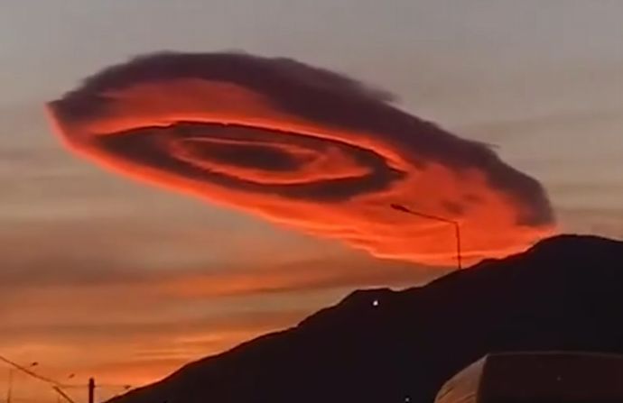 トルコの上空に出現した怪奇な雲…動物の唇のような赤いバラの画のようなもの！
