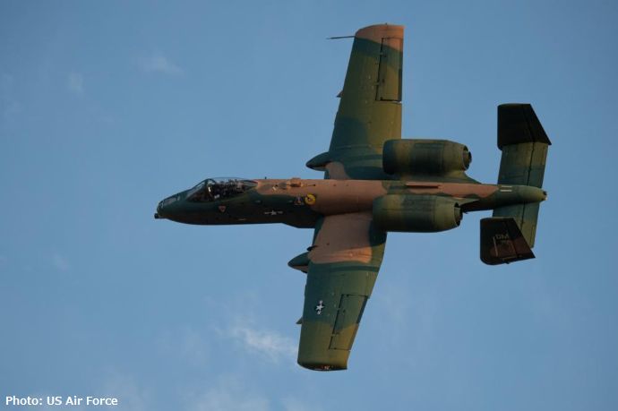 A-10サンダーボルトII特別塗装機が、元F-105サンダーチーフパイロットたちの前で敬意を表し飛行！
