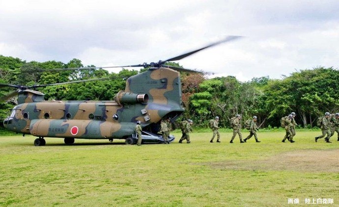 陸自が大規模地震想定した防災訓練、中学校でヘリ離着陸に抗議する市民「あまりに非常識」…名護市！