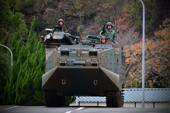 小泉防衛相が水陸機動団を部隊視察…水陸両用車「AAV7」に試乗！