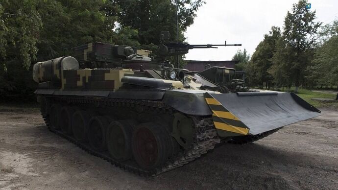 T-72戦車をベースにした装甲修理避難車両「Lev」…ウクライナ軍事企業が開発！