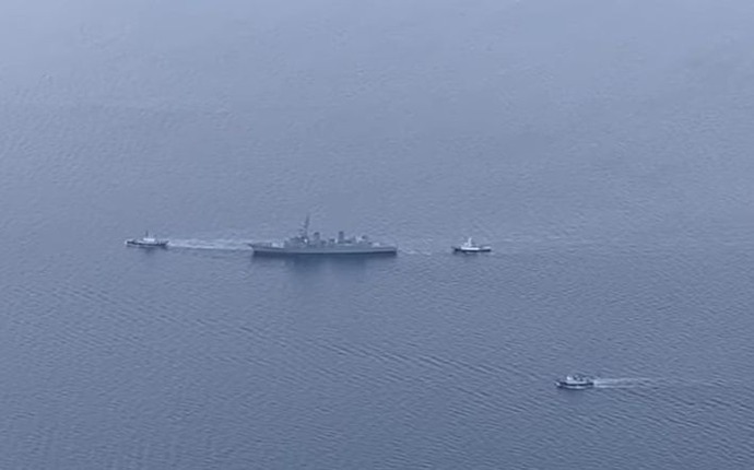自力航行不能の海自護衛艦「いなづま」、民間船舶に曳航され造船所に向け移動開始！