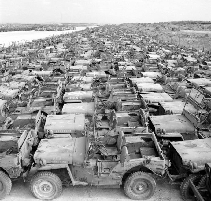 軍用車のコレクターにとっては悲しい光景…廃棄処分を待つ大量のジープやトラック！