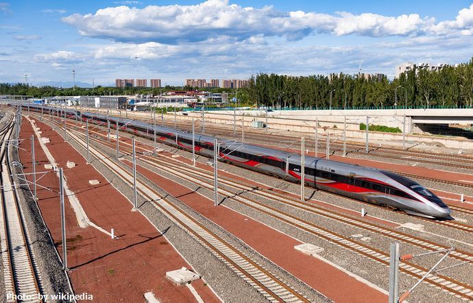「時速350キロの高速鉄道があるのはたった2カ国」…中国SNSでトレンド入り！