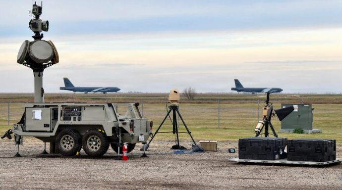 マイノット米空軍基地での演習中に対小型無人航空システムの移動式装備を設置！
