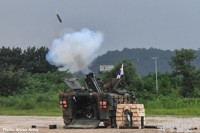 韓国陸軍首都機械化歩兵師団が配備された新型120mm自走迫撃砲で訓練を実施！