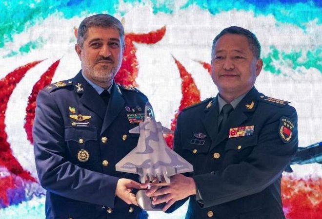 「J-20戦闘機をイランに輸出か？」中国武官の模型贈呈に広がる憶測…輸出なら中東の空戦バランス激変！