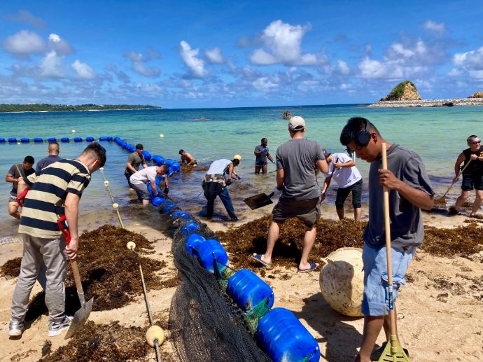 米海兵隊キャンプ・ハンセンの独身隊員、沖縄サンライズビーチで清掃活動に参加！