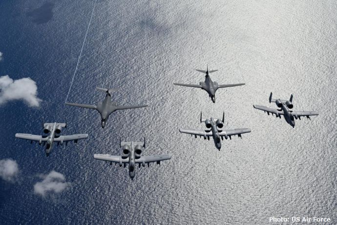 太平洋上を編隊飛行する米空軍B-1Bランサー超音速戦略爆撃機とA-10CサンダーボルトII攻撃機！