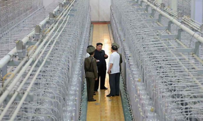 北朝鮮、ウラン濃縮施設を初公開…視察の金正恩総書記「ここは見ているだけで元気が出る」！