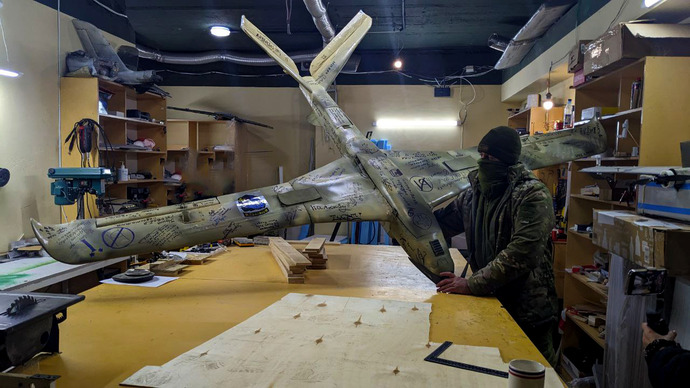 ウクライナの爆撃ドローン、自動で照準&爆撃…枢軸国味のある迷彩！