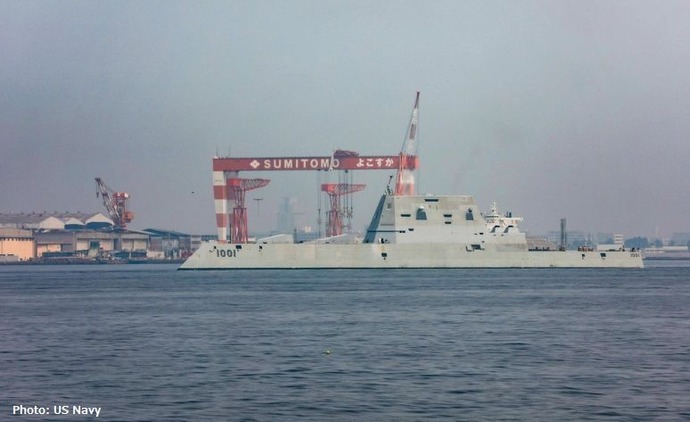 横須賀に米海軍ズムウォルト級ステルス駆逐艦「マイケル・モンスーア」が入港…宇宙船のような外観！
