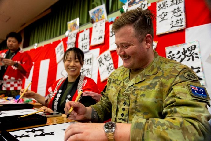 陸自伊丹駐屯地において米豪軍との親善行事を開催…日米豪共同指揮所演習！