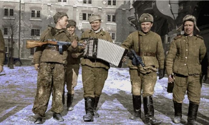 プーチン大統領「前線の兵士を鼓舞するため、サーカス旅団を作ろう。これでみんな頑張るよね？」！