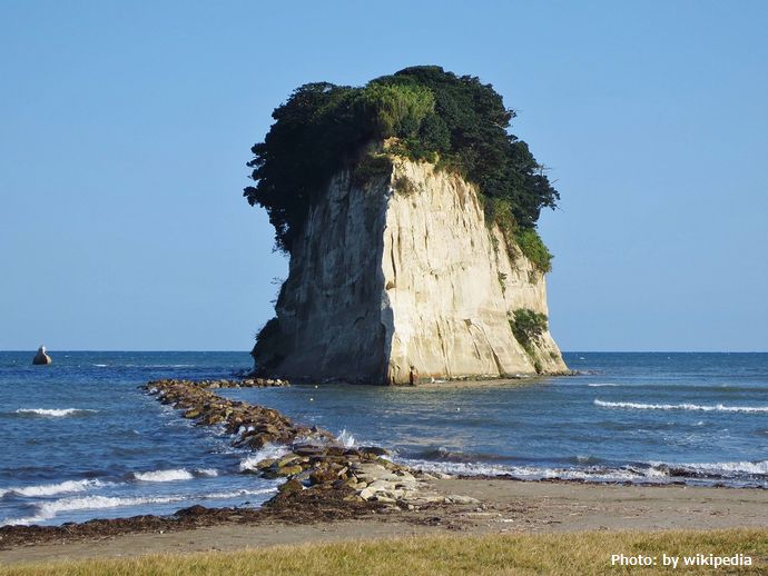 能登半島震度6…珠洲市の「軍艦島」、地震で一部が崩落、土が散乱！