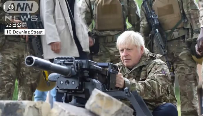 ジョンソン英首相、国内で訓練を受けているウクライナ軍の訓練を視察…迷彩服着て参加し手榴弾を投げる！