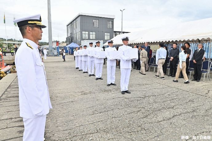 第1水上部隊の護衛艦「しらぬい」、ソロモン諸島に寄港…戦没者の御遺骨7柱を引渡し！