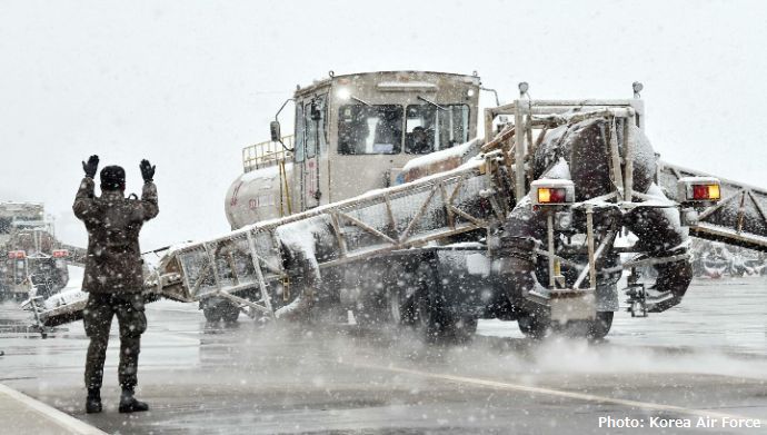 韓国空軍が特別除雪作戦を実施…戦闘機エンジンを搭載した特殊除雪車「SE-88」が活躍！